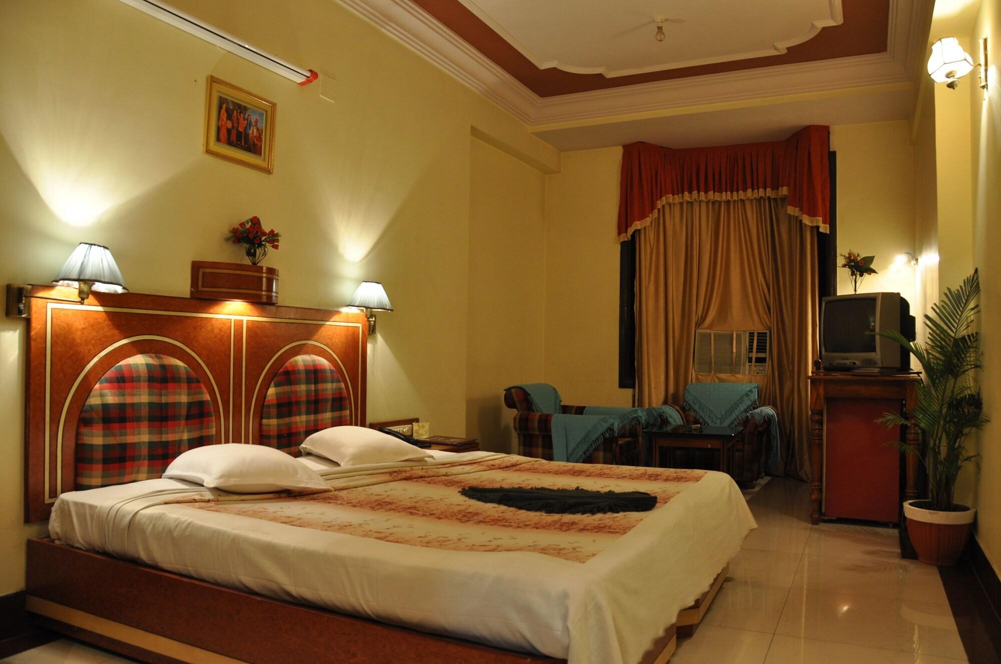 Hotel Rishi Regency Jabalpur Esterno foto