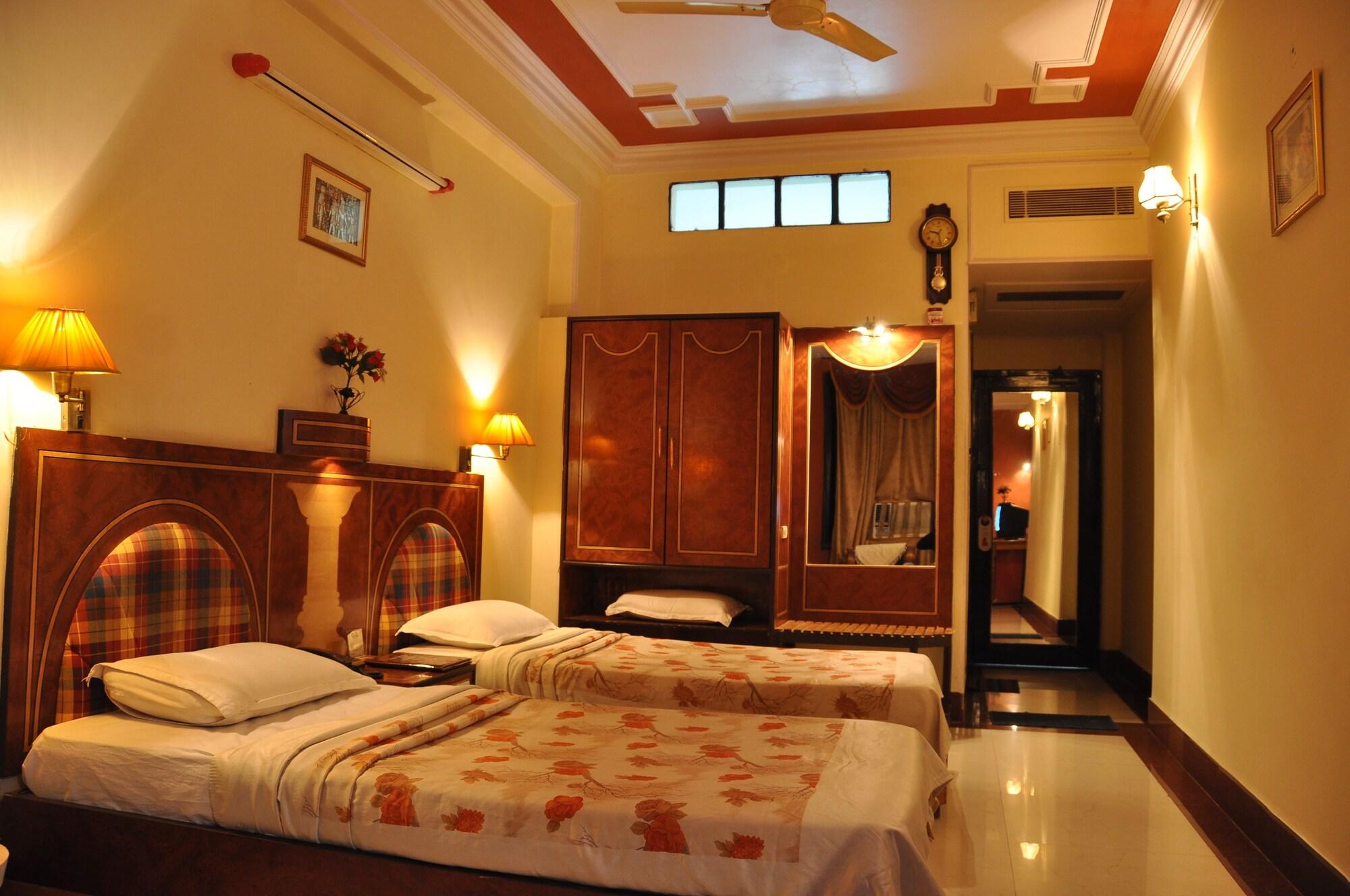 Hotel Rishi Regency Jabalpur Esterno foto