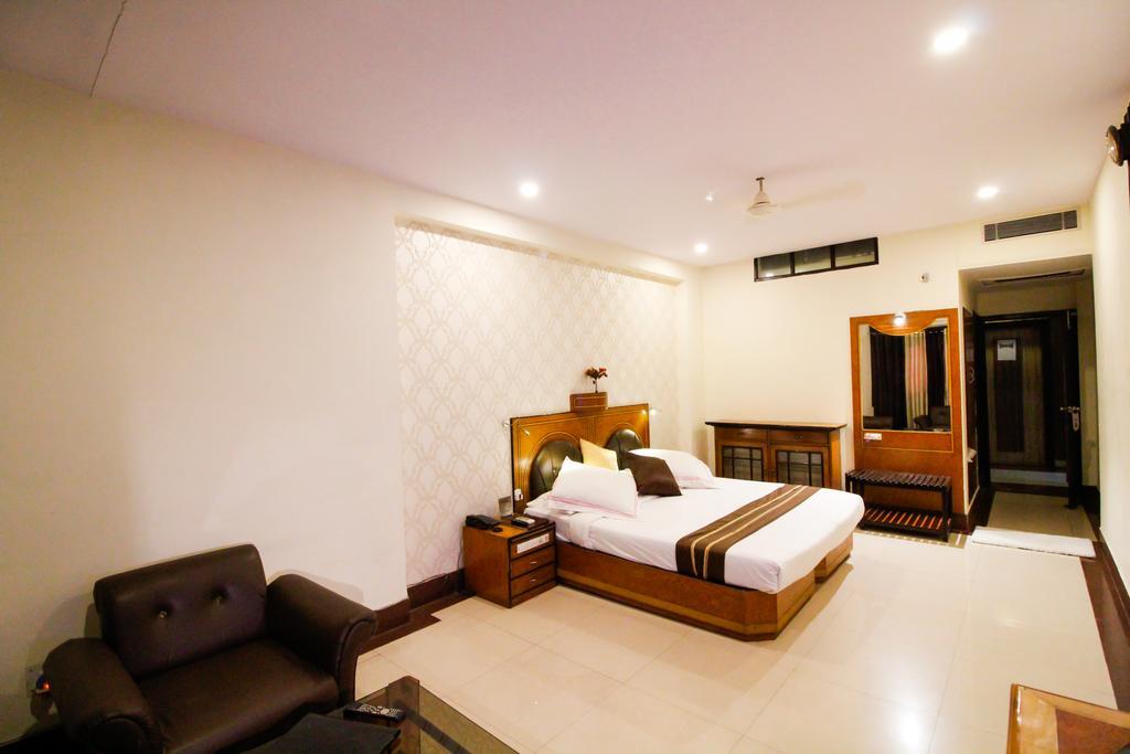 Hotel Rishi Regency Jabalpur Esterno foto