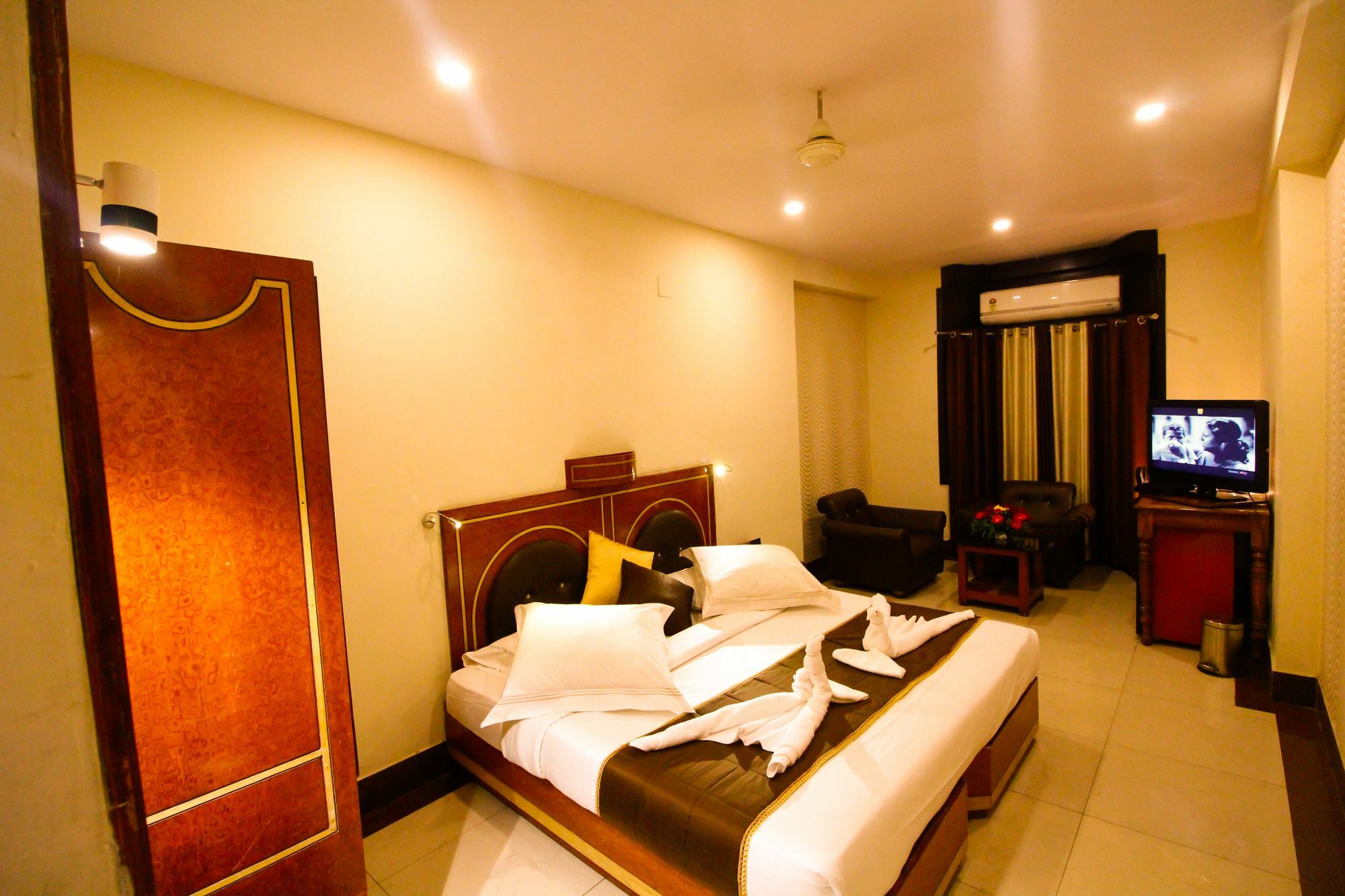 Hotel Rishi Regency Jabalpur Esterno foto